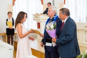 Смольный вручил награду