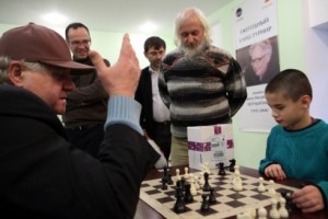 Поддержали юного шахматиста