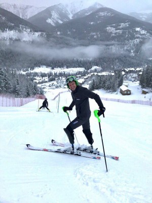 Горнолыжнику на протезах нужна помощь