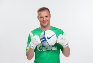 Голкипер «Зенита» Вячеслав Малафеев лично подарит вам футболку со своим автографом