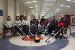 Команде по керлингу на колясках нужна помощь