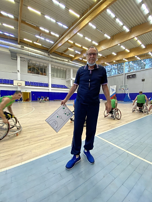 ФК «Зенит» передал 88 пар спортивной обуви