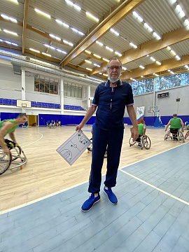 ФК «Зенит» передал 88 пар спортивной обуви