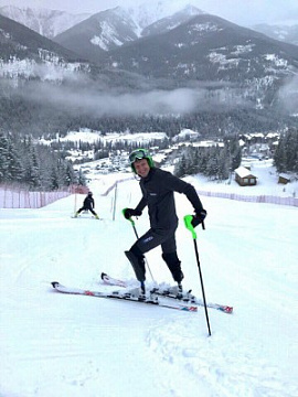 Горнолыжнику на протезах нужна помощь