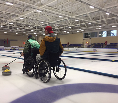 Поддержали сборную Санкт-Петербурга по керлингу на колясках