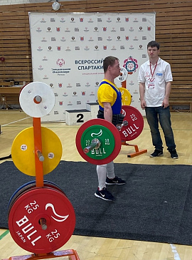 Поддержали петербургскую сборную по пауэрлифтингу ЛИН