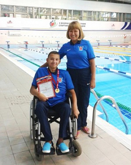 Пловцу с инвалидностью необходима коляска активного типа